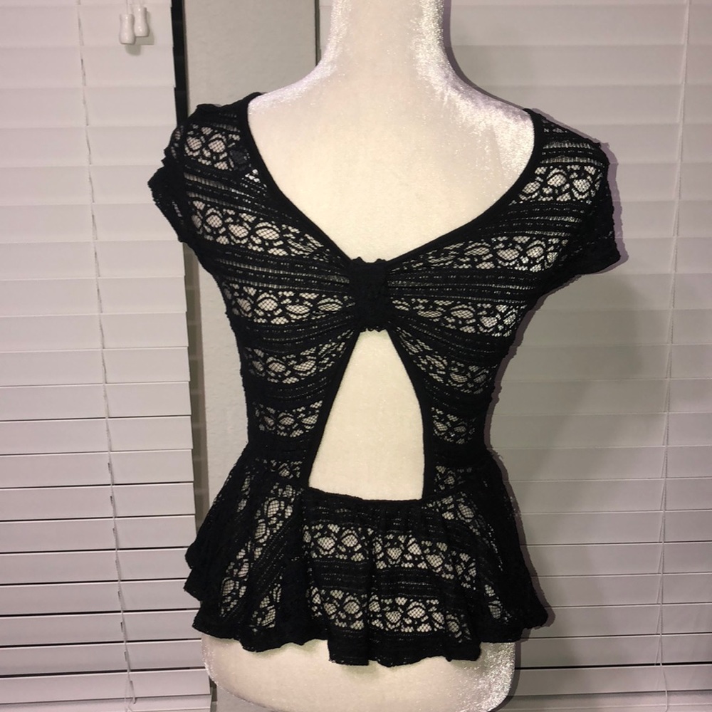 Lace adorable top with peplum!